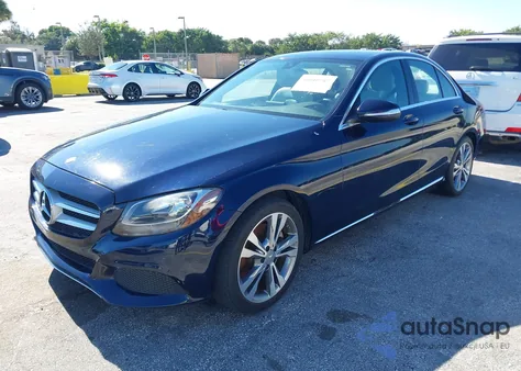 2015 Mercedes-Benz C 300 Luxury/Sport z USA, uszkodzony, nr VIN 55SWF4JB8FU091172